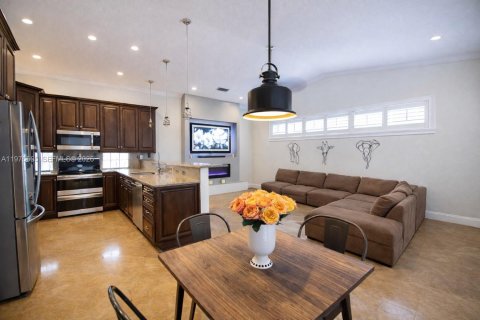 House in Miami, Florida 4 bedrooms, 233.28 sq.m. № 2038519 - photo 5