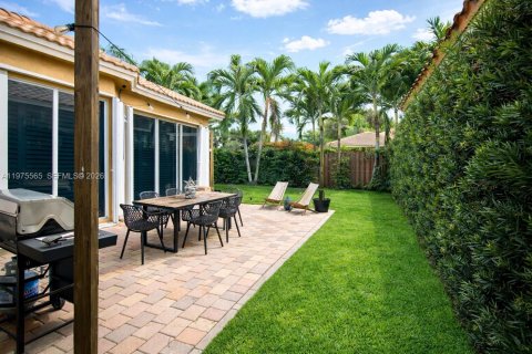 House in Miami, Florida 4 bedrooms, 233.28 sq.m. № 2038519 - photo 18