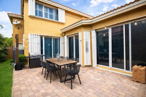 House in Miami, Florida 4 bedrooms, 233.28 sq.m. № 2038519 - photo 17