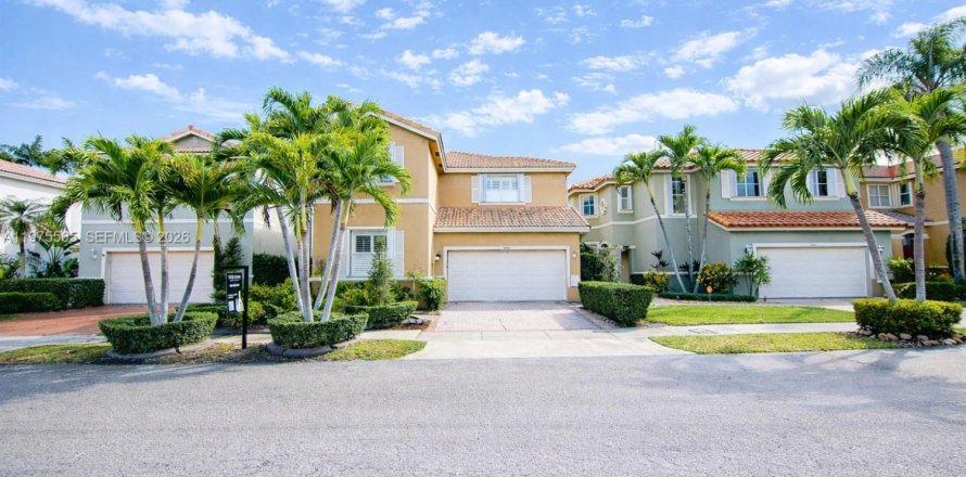 House in Miami, Florida 4 bedrooms, 233.28 sq.m. № 2038519