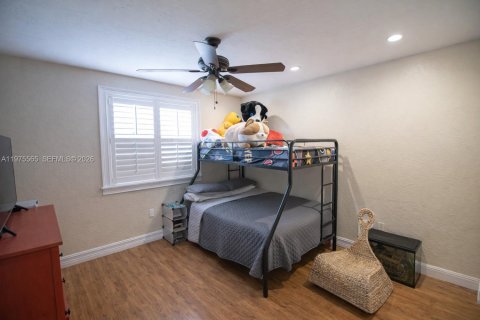 House in Miami, Florida 4 bedrooms, 233.28 sq.m. № 2038519 - photo 14