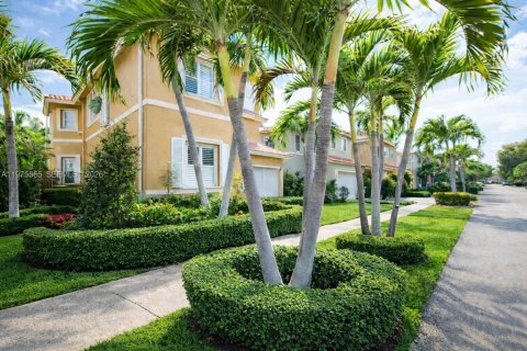 House in Miami, Florida 4 bedrooms, 233.28 sq.m. № 2038519 - photo 2