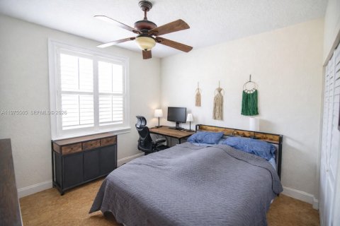 House in Miami, Florida 4 bedrooms, 233.28 sq.m. № 2038519 - photo 9