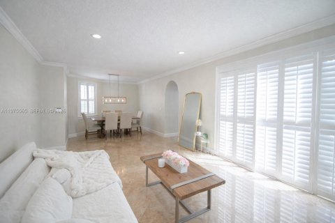 House in Miami, Florida 4 bedrooms, 233.28 sq.m. № 2038519 - photo 3