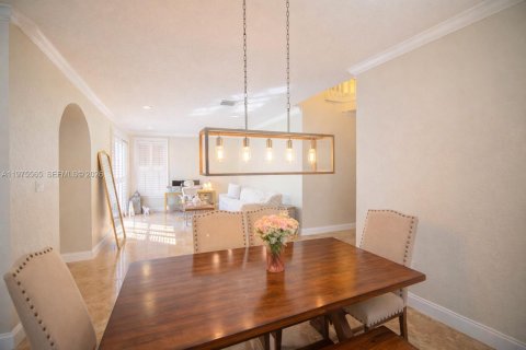 House in Miami, Florida 4 bedrooms, 233.28 sq.m. № 2038519 - photo 4