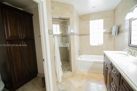 House in Miami, Florida 4 bedrooms, 233.28 sq.m. № 2038519 - photo 13