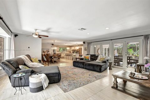 House in Boca Raton, Florida 3 bedrooms, 223.24 sq.m. № 1764680 - photo 8
