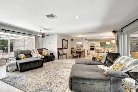 House in Boca Raton, Florida 3 bedrooms, 223.24 sq.m. № 1764680 - photo 12