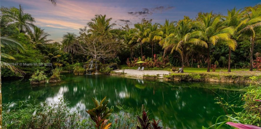 Land in Miami, Florida № 1963936