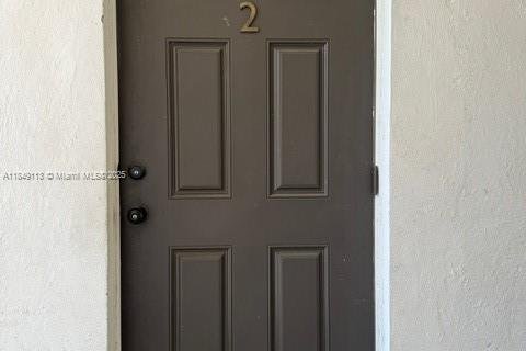 Apartamento en alquiler en Miami, Florida, 1 dormitorio, 65.03 m2 № 1936469 - foto 2