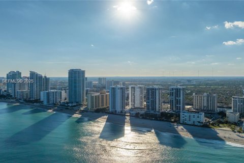 Снять в аренду кондоминиум в Холливуд, Флорида 2 спальни, 115.2м2, № 1993313 - фото 22