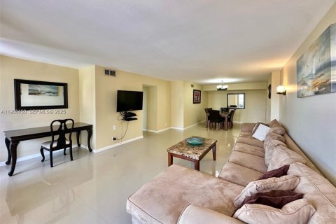 Снять в аренду кондоминиум в Холливуд, Флорида 2 спальни, 115.2м2, № 1993313 - фото 3