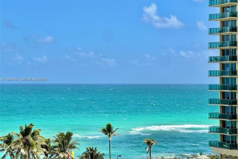 Снять в аренду кондоминиум в Холливуд, Флорида 2 спальни, 115.2м2, № 1993313 - фото 7