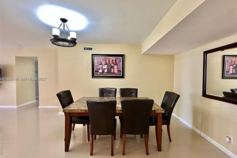 Снять в аренду кондоминиум в Холливуд, Флорида 2 спальни, 115.2м2, № 1993313 - фото 12