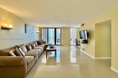 Снять в аренду кондоминиум в Холливуд, Флорида 2 спальни, 115.2м2, № 1993313 - фото 2