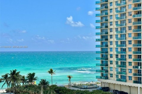 Снять в аренду кондоминиум в Холливуд, Флорида 2 спальни, 115.2м2, № 1993313 - фото 8