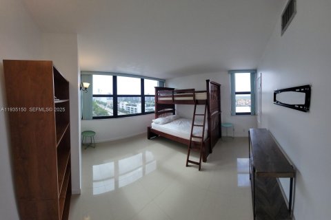 Снять в аренду кондоминиум в Холливуд, Флорида 2 спальни, 115.2м2, № 1993313 - фото 21