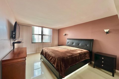 Снять в аренду кондоминиум в Холливуд, Флорида 2 спальни, 115.2м2, № 1993313 - фото 18