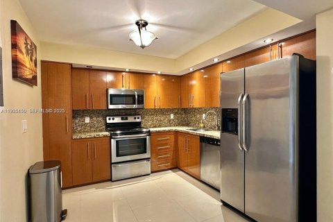 Кондоминиум с 2 спальнями в Холливуд, Флорида № 1993313