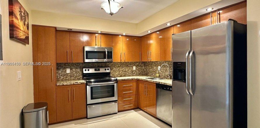 Кондоминиум с 2 спальнями в Холливуд, Флорида № 1993313