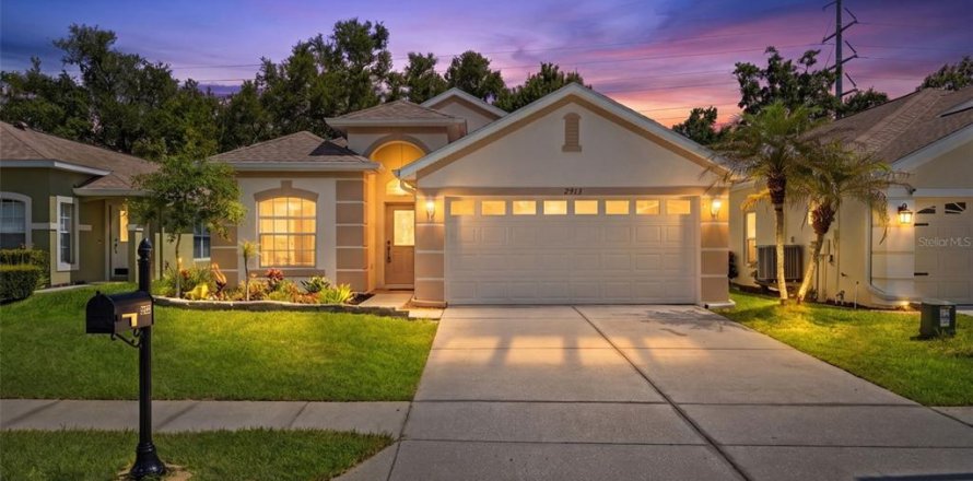 House in Land O' Lakes, Florida 2 bedrooms, 144.46 sq.m. № 2157738