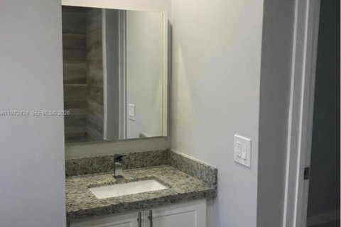 Casa en venta en Hialeah, Florida, 3 dormitorios, 104.61 m2 № 2033277 - foto 9
