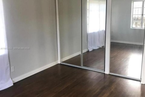 Casa en venta en Hialeah, Florida, 3 dormitorios, 104.61 m2 № 2033277 - foto 5