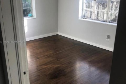 Casa en venta en Hialeah, Florida, 3 dormitorios, 104.61 m2 № 2033277 - foto 4