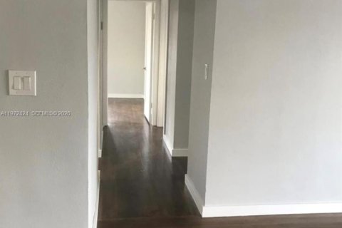 Casa en venta en Hialeah, Florida, 3 dormitorios, 104.61 m2 № 2033277 - foto 6