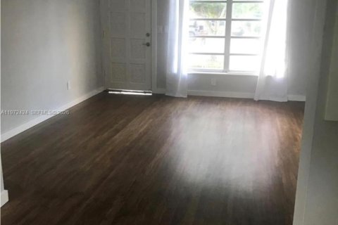 Casa en venta en Hialeah, Florida, 3 dormitorios, 104.61 m2 № 2033277 - foto 2