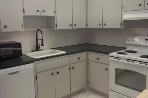 Купить кондоминиум в Майами, Флорида 1 спальня, 79.15м2, № 1970508 - фото 2