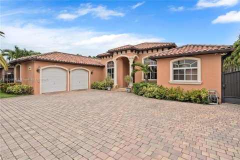 Villa ou maison à vendre à Hialeah, Floride: 5 chambres, 265.24 m2 № 1949031 - photo 2