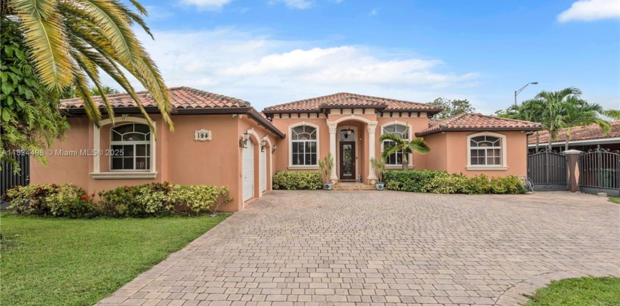 Villa ou maison à Hialeah, Floride 5 chambres, 265.24 m2 № 1949031