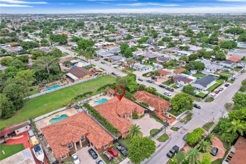 Villa ou maison à vendre à Hialeah, Floride: 5 chambres, 265.24 m2 № 1949031 - photo 4