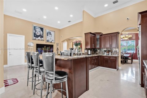 Villa ou maison à vendre à Hialeah, Floride: 5 chambres, 265.24 m2 № 1949031 - photo 11