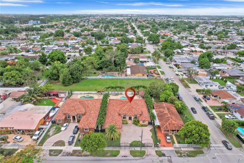 Villa ou maison à vendre à Hialeah, Floride: 5 chambres, 265.24 m2 № 1949031 - photo 3