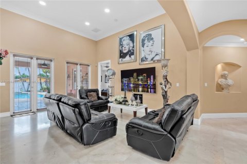 Villa ou maison à vendre à Hialeah, Floride: 5 chambres, 265.24 m2 № 1949031 - photo 8
