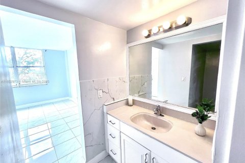 Condominio en venta en North Miami Beach, Florida, 1 dormitorio, 80.36 m2 № 1888912 - foto 13