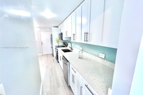 Condominio en venta en North Miami Beach, Florida, 1 dormitorio, 80.36 m2 № 1888912 - foto 3
