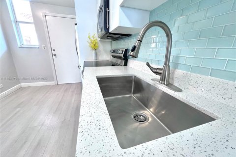 Condominio en venta en North Miami Beach, Florida, 1 dormitorio, 80.36 m2 № 1888912 - foto 1