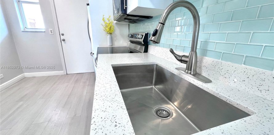 Condominio en North Miami Beach, Florida, 1 dormitorio  № 1888912