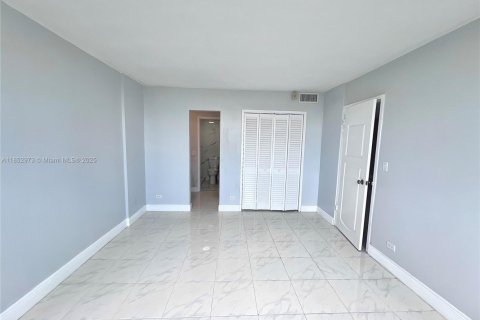 Condominio en venta en North Miami Beach, Florida, 1 dormitorio, 80.36 m2 № 1888912 - foto 10
