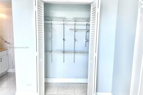 Condominio en venta en North Miami Beach, Florida, 1 dormitorio, 80.36 m2 № 1888912 - foto 11