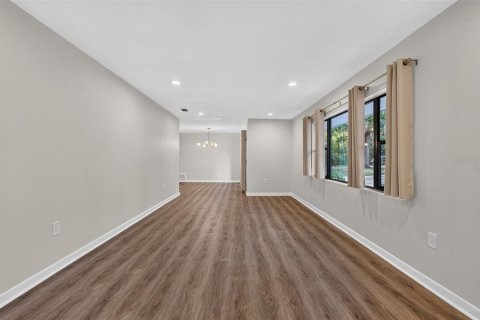 House in Gainesville, Florida 4 bedrooms, 194.91 sq.m. № 2431938 - photo 6