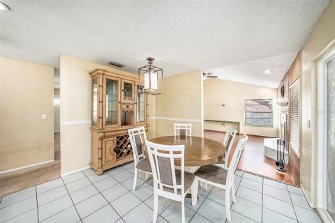 House in Seffner, Florida 3 bedrooms, 201.23 sq.m. № 1901931 - photo 6