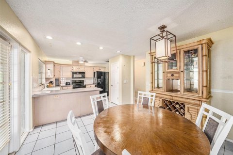 House in Seffner, Florida 3 bedrooms, 201.23 sq.m. № 1901931 - photo 7