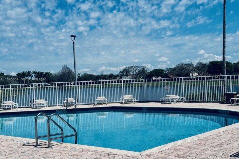 Снять в аренду таунхаус в Пемброк-Пайнс, Флорида 2 спальни, 126.44м2, № 2043476 - фото 13