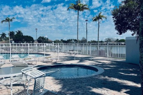 Снять в аренду таунхаус в Пемброк-Пайнс, Флорида 2 спальни, 126.44м2, № 2043476 - фото 14