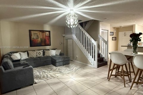 Снять в аренду таунхаус в Пемброк-Пайнс, Флорида 2 спальни, 126.44м2, № 2043476 - фото 3