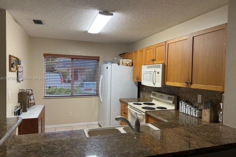 Снять в аренду таунхаус в Пемброк-Пайнс, Флорида 2 спальни, 126.44м2, № 2043476 - фото 2